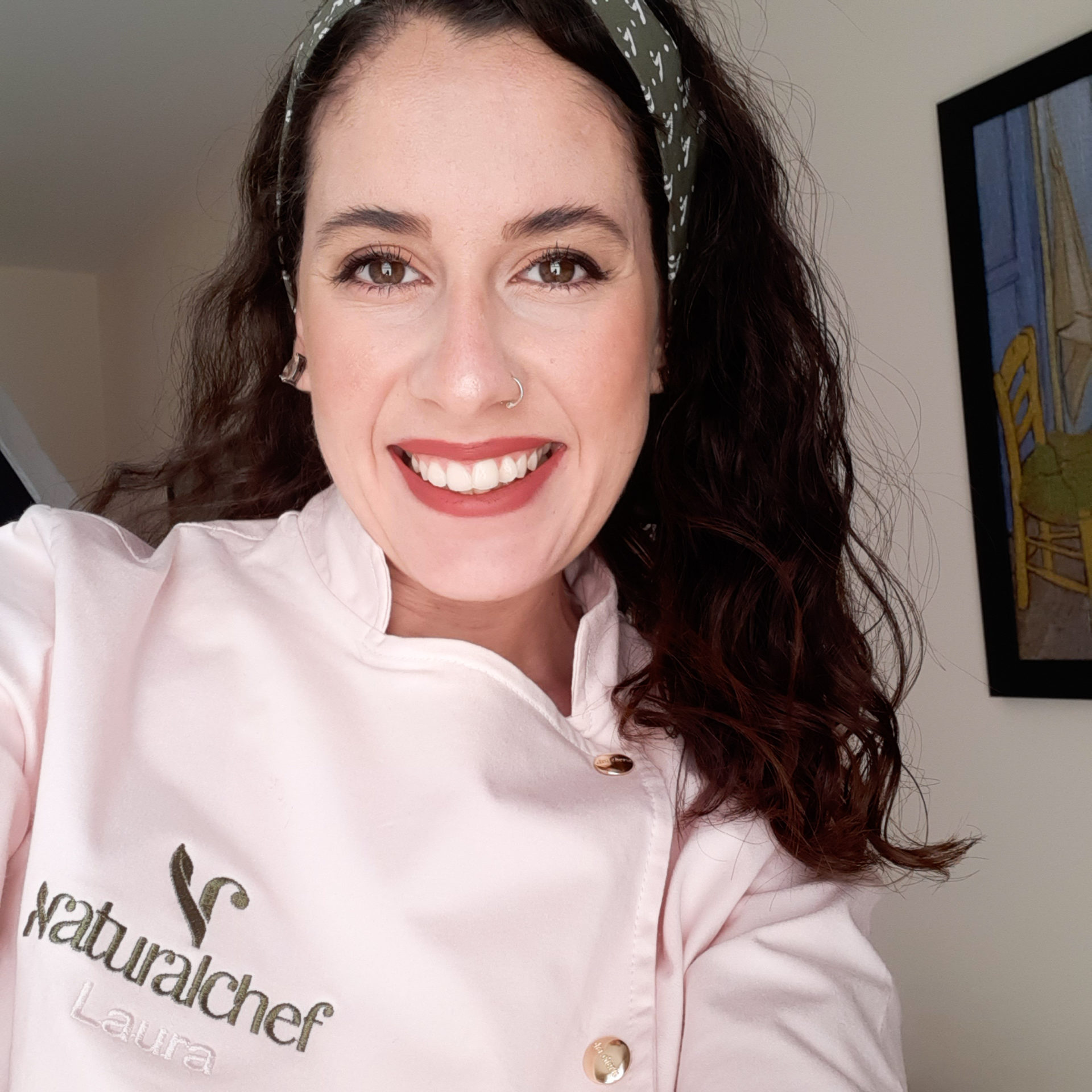 moça bonita sorrindo vestindo dolmã cor de rosa bebê de chef de cozinha